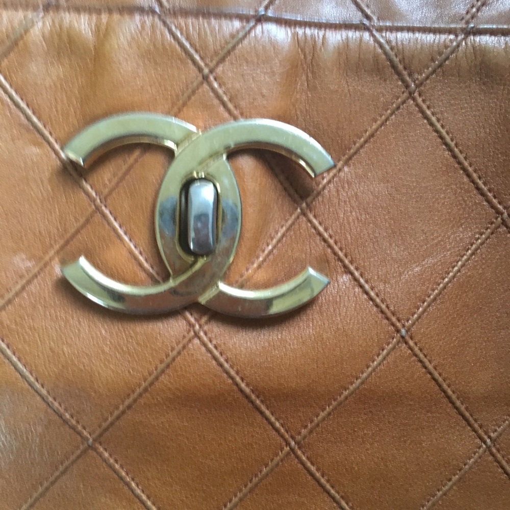 CHANEL.💯% authentic vintage leather bag-massive! - Picture 2 of 8